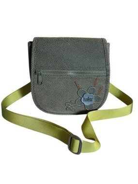 Haiku Crossbody Bag Floral
Vegan Leather Handbag with Leaf Accent